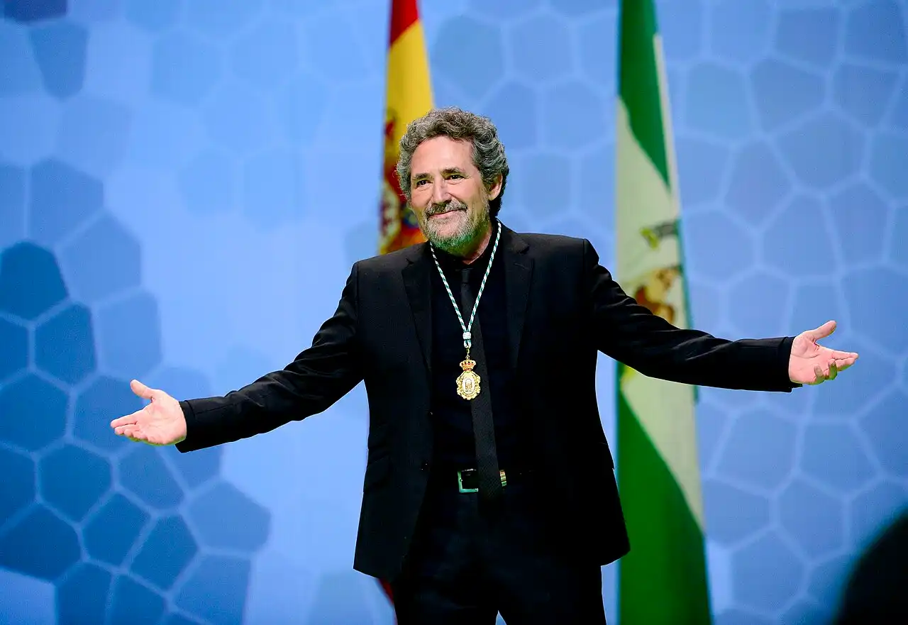 Miguel Ríos dando un abrazo