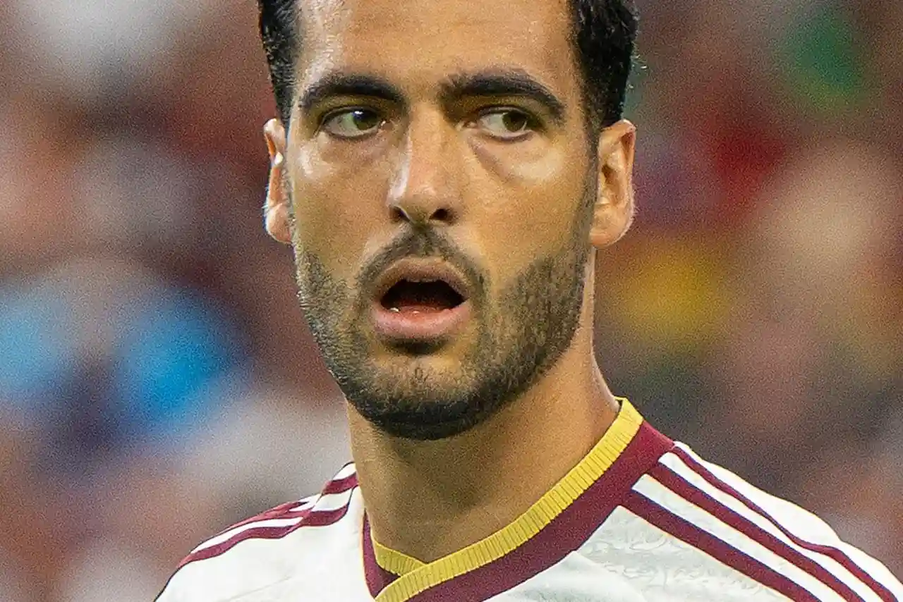 Mikel Merino en un partido sudando