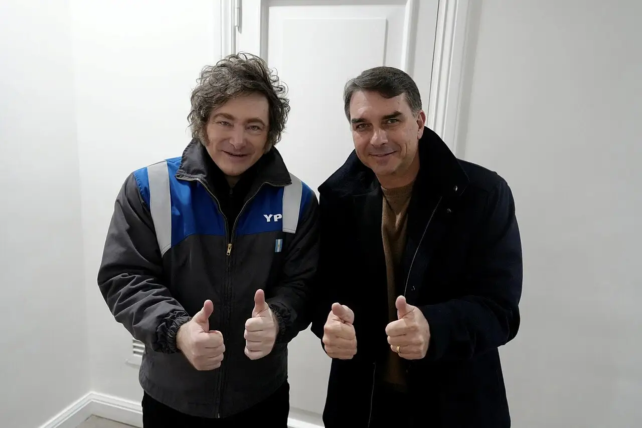 Milei con Flávio Bolsonaro