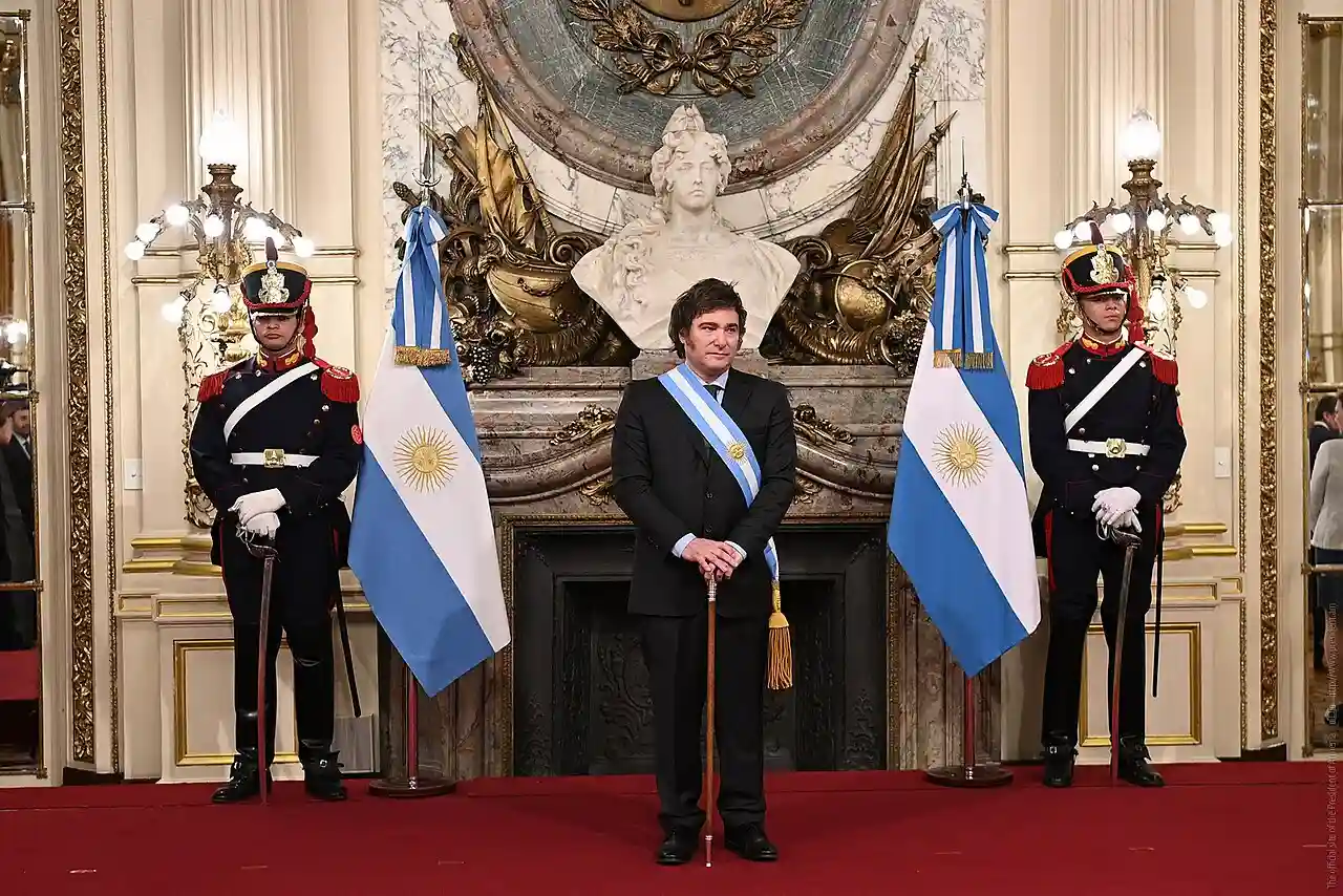 Milei entre dos soldados