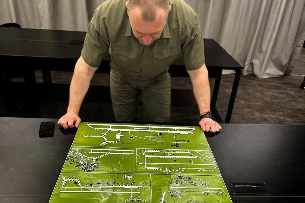 Militar ruso mira planes para drones