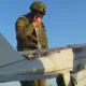 Militar ruso prepara un dron