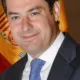 Moreno Bonilla sonrie con banderas