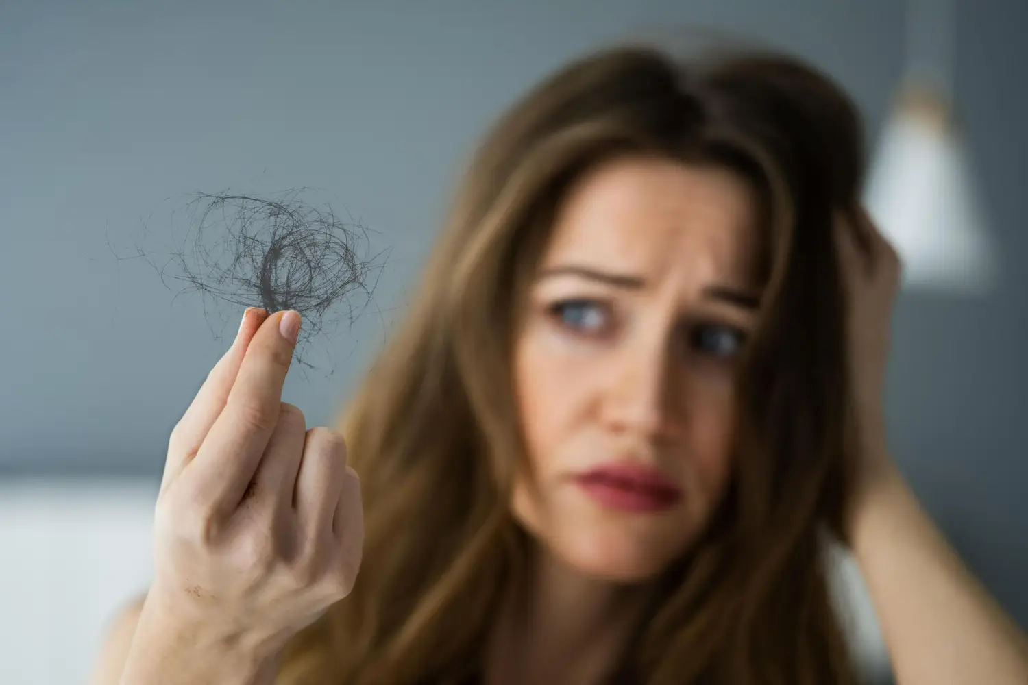 Mujer mira Caída de pelo en otoño