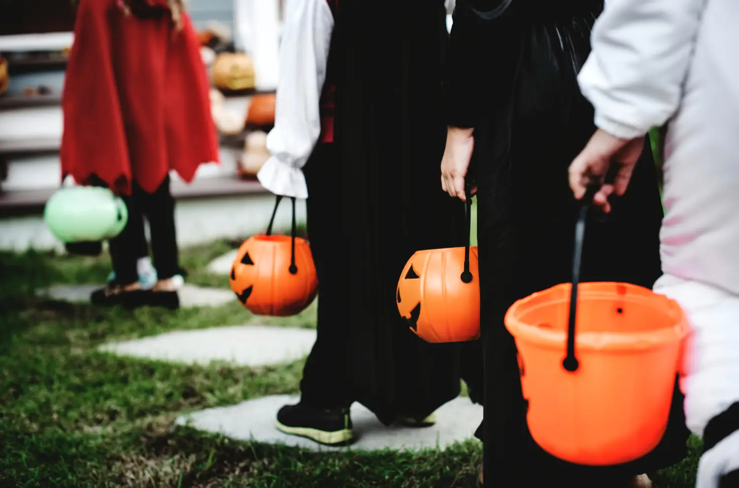 Niños en Halloween recoletando chuches
