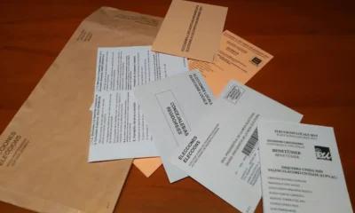 Papeletas y sobres para votar por correo