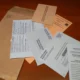 Papeletas y sobres para votar por correo