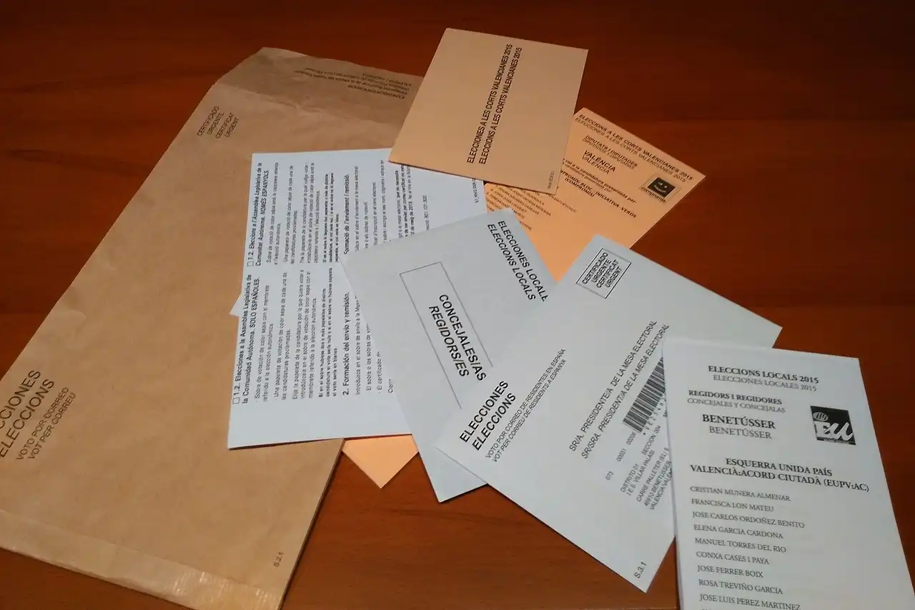 Papeletas y sobres para votar por correo