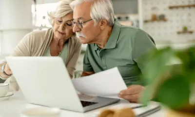 Pareja ancianos verifica la subida de sus pensiones