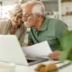 Pareja ancianos verifica la subida de sus pensiones