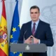 Pedro Sanchez atril banderas hablando