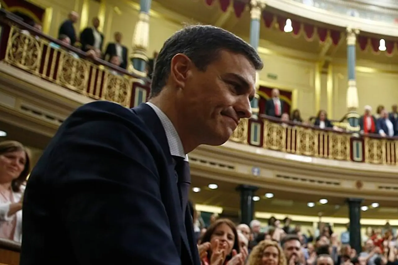 Pedro Sanchez de perfil en el Congreso