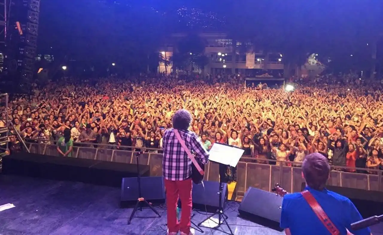 Piero tocando en un concierto