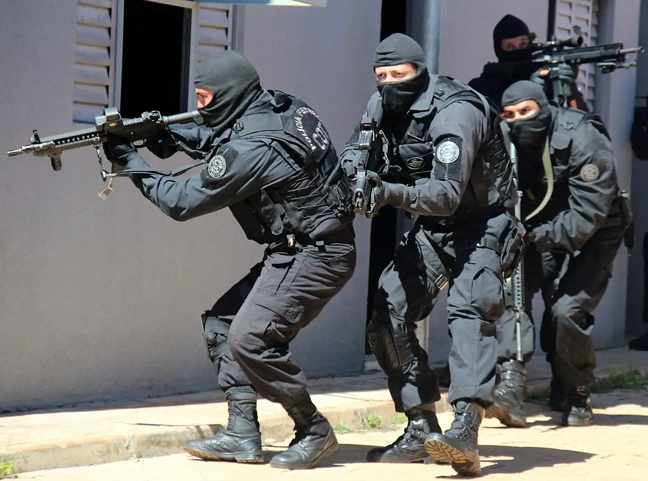Policia especial de Brazil con rifles