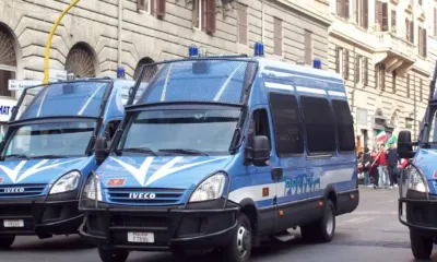 Protestas en italia 2026 coches policia
