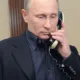 Putin hablando por telefono