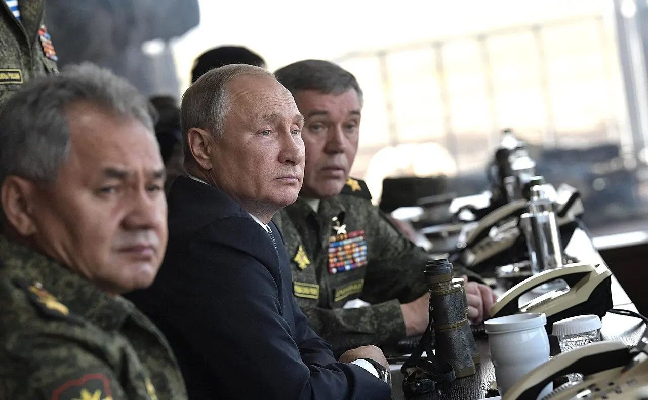 Putin tra due generali in Vostok