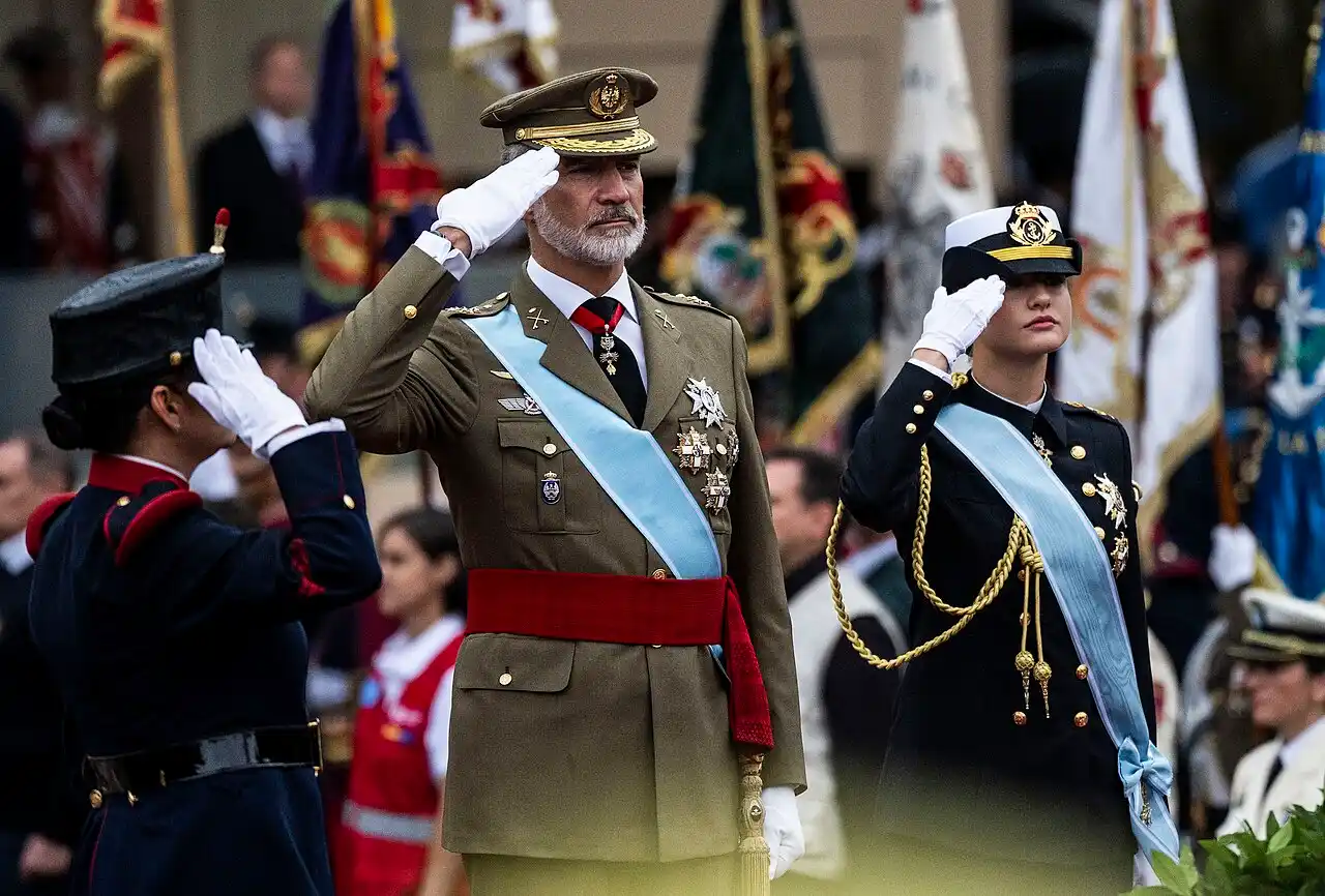 Rey y Leonor saludo militar