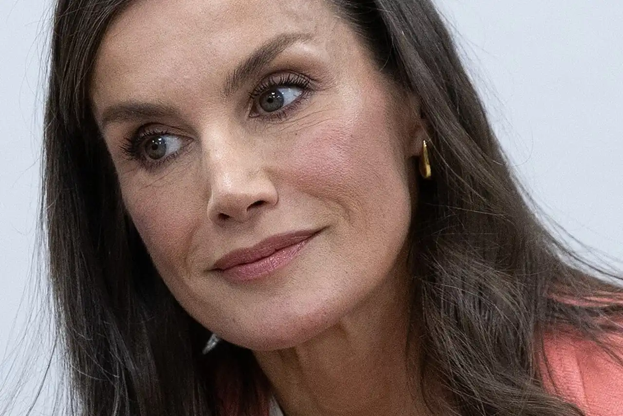 Rostro de la reina Letizia inclinado