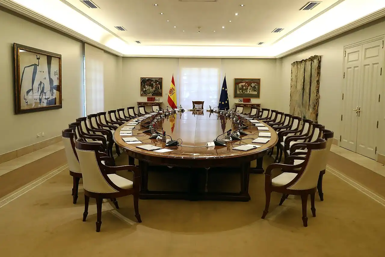 Sala vacia del consejo de ministros