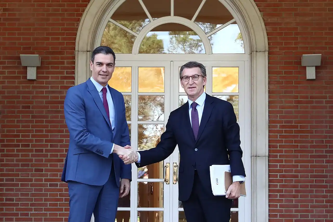 Sanchez da la mano a Feijoo en Moncloa