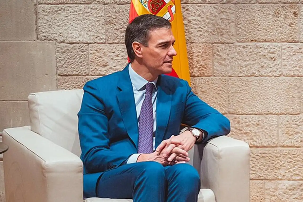Sanchez sentado con bandera detras