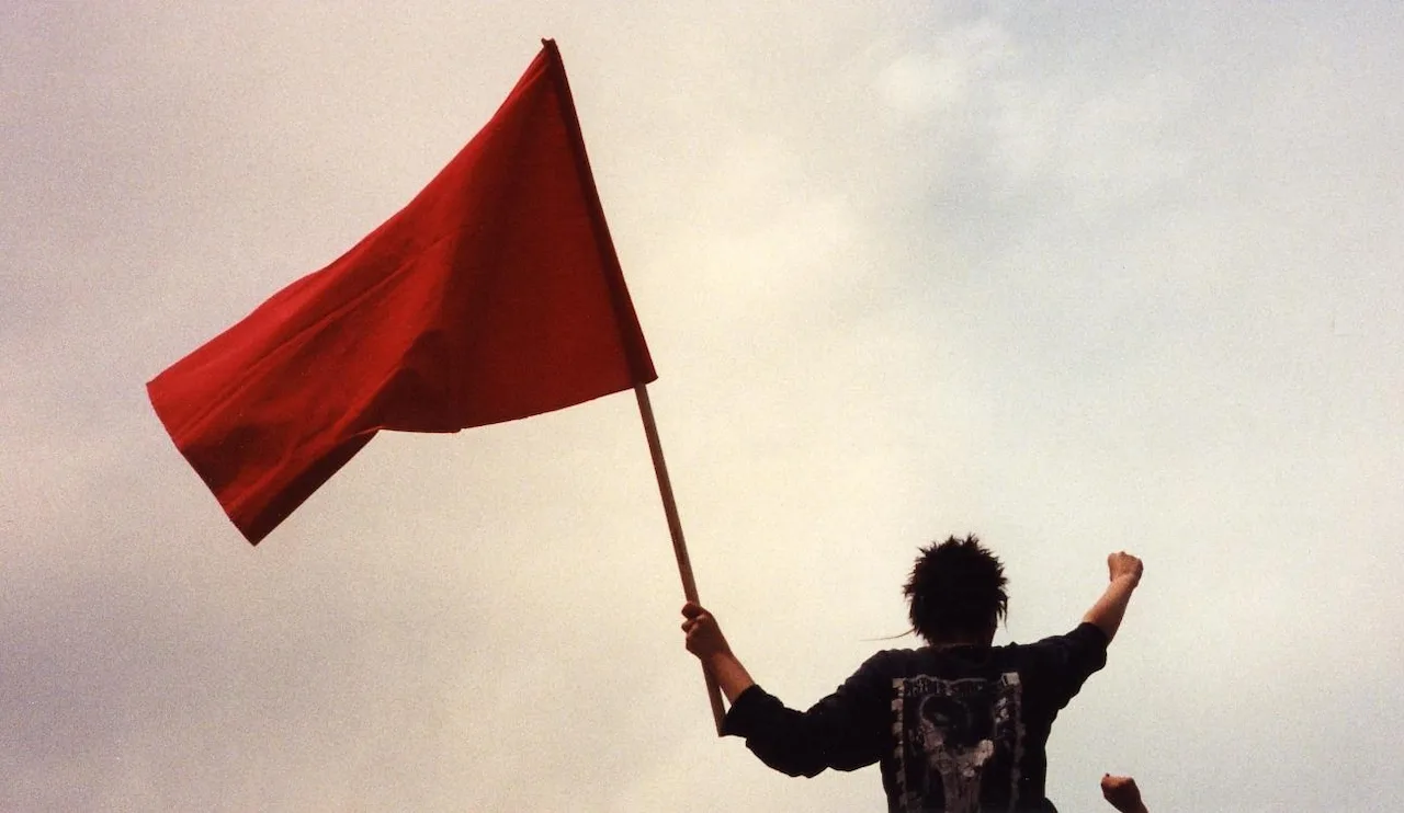 Socialista mueve bandera roja