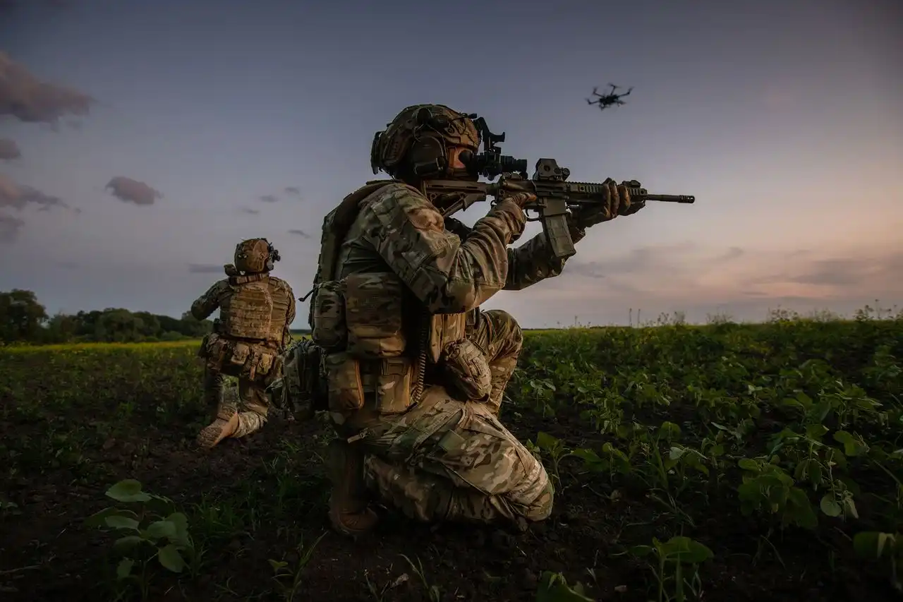 Soldado bajo drones ucranianos