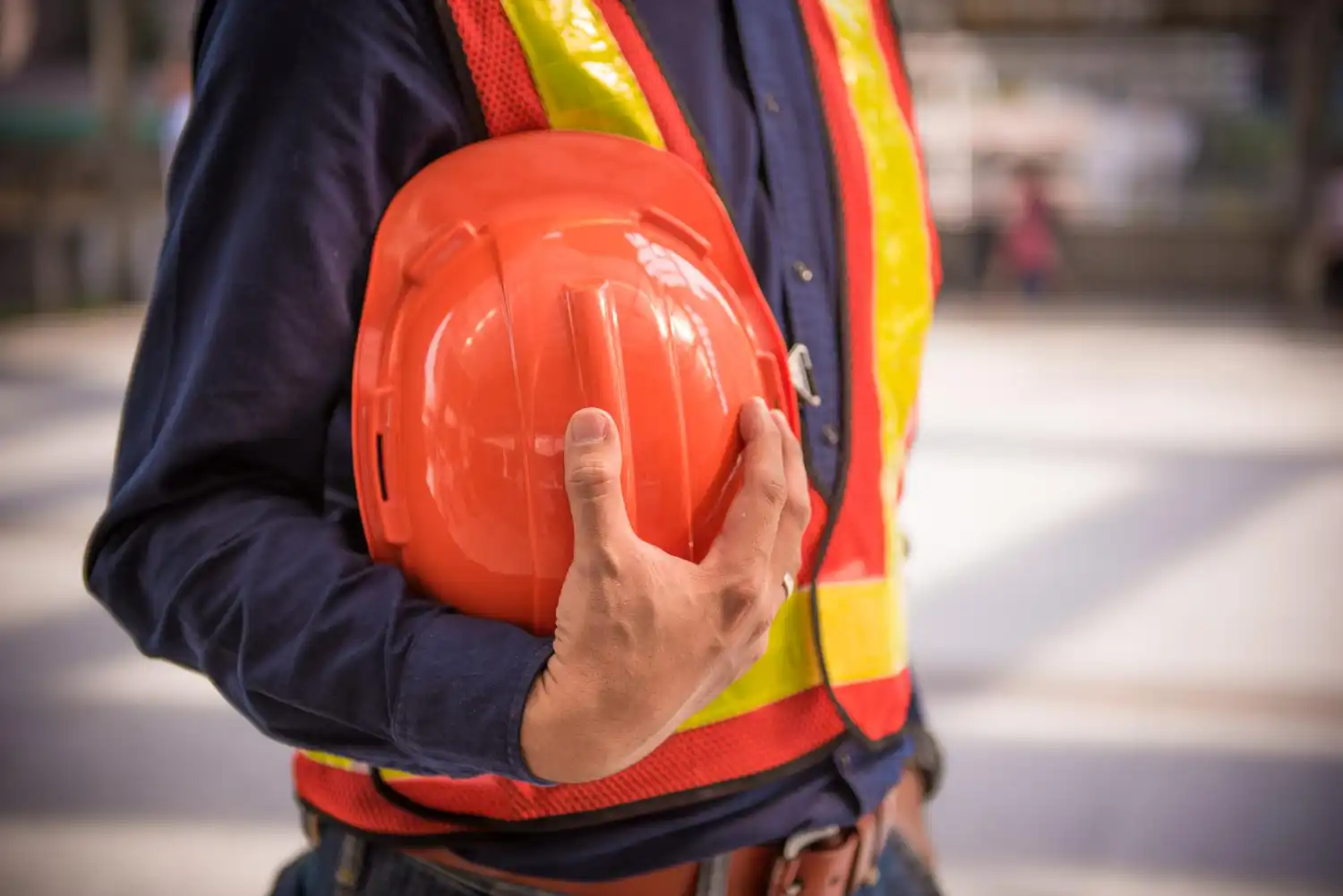 Trabajador sujeta casco