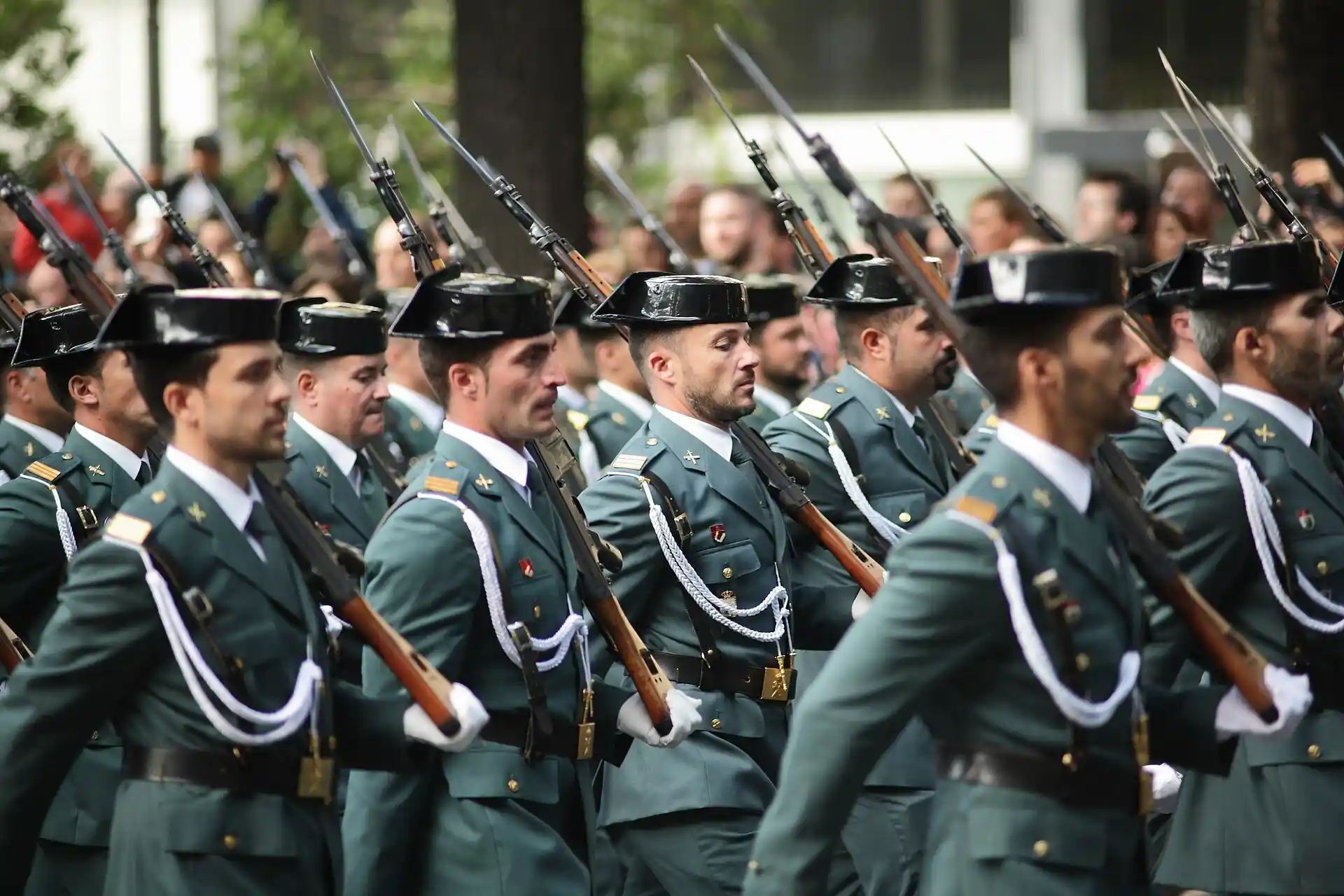 Tropas españolas desfilando el 12 O