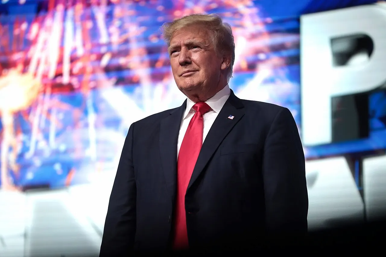 Trump sonriendo antes de un comicio
