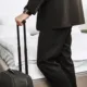 Turista con maleta en un hotel