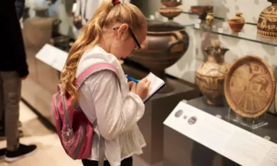 Un niña pilla apuntes en un museo
