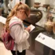 Un niña pilla apuntes en un museo