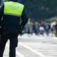 Un polica patrullando en Sevilla