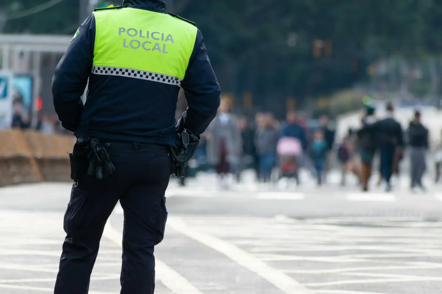 Un polica patrullando en Sevilla