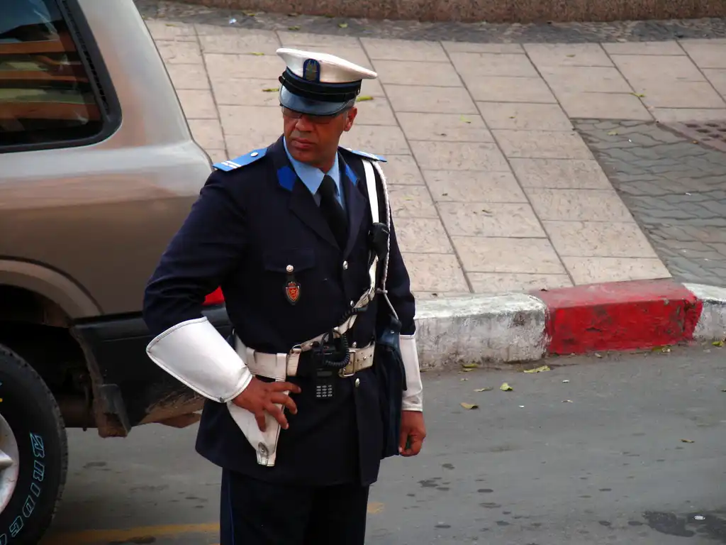 Un policia marroqui con coche
