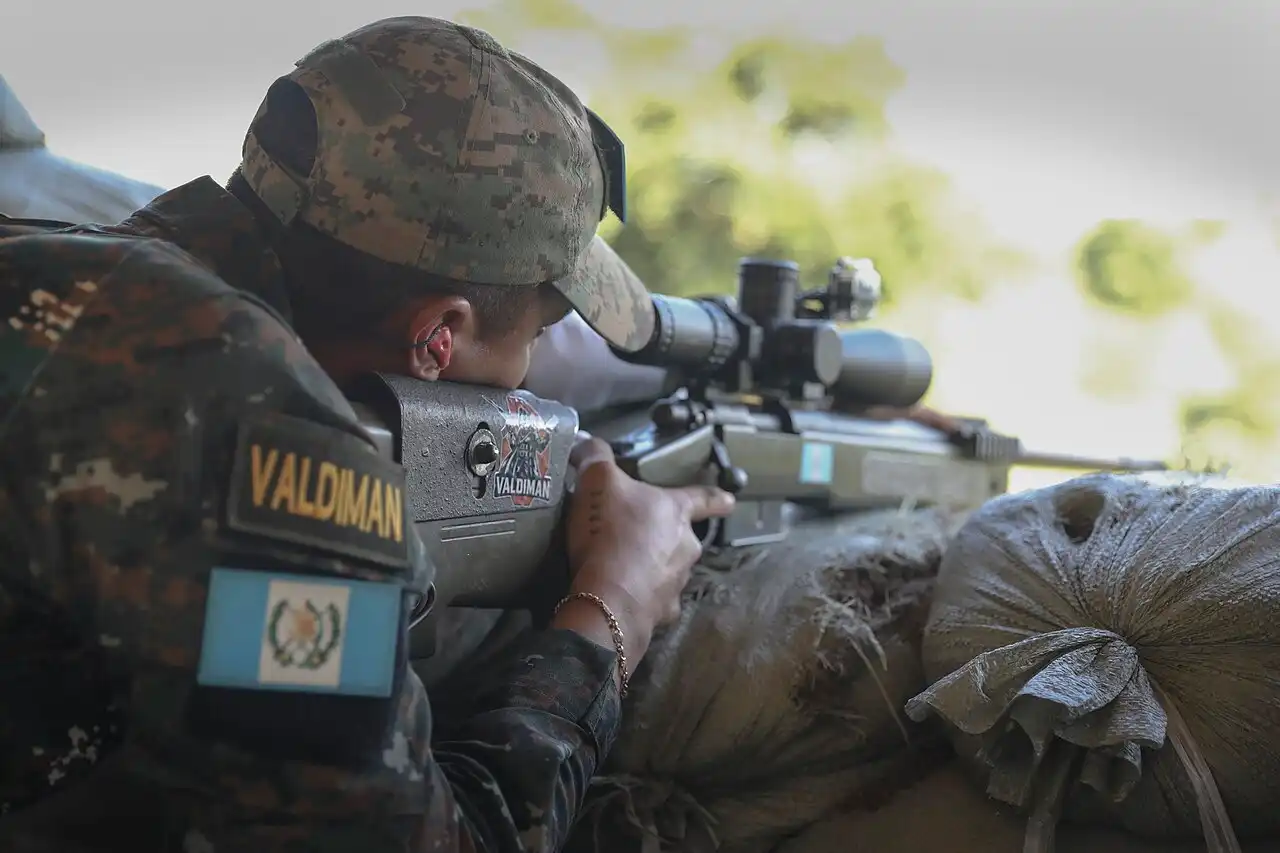 Un soldado de Guatemala disparando