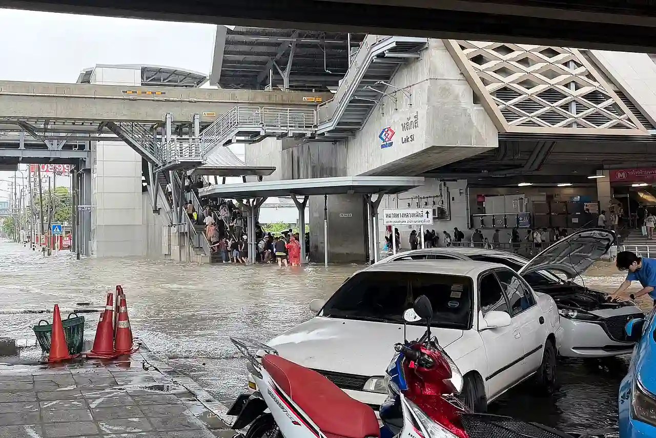 Una calle de Bagkok con agua