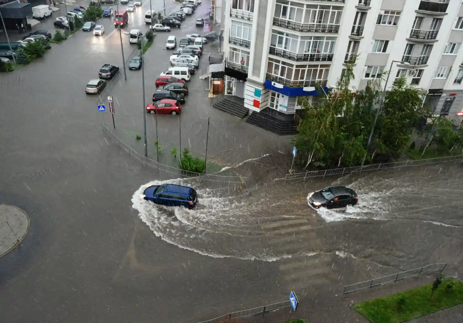 Una calle en España llena de agua por lluvias