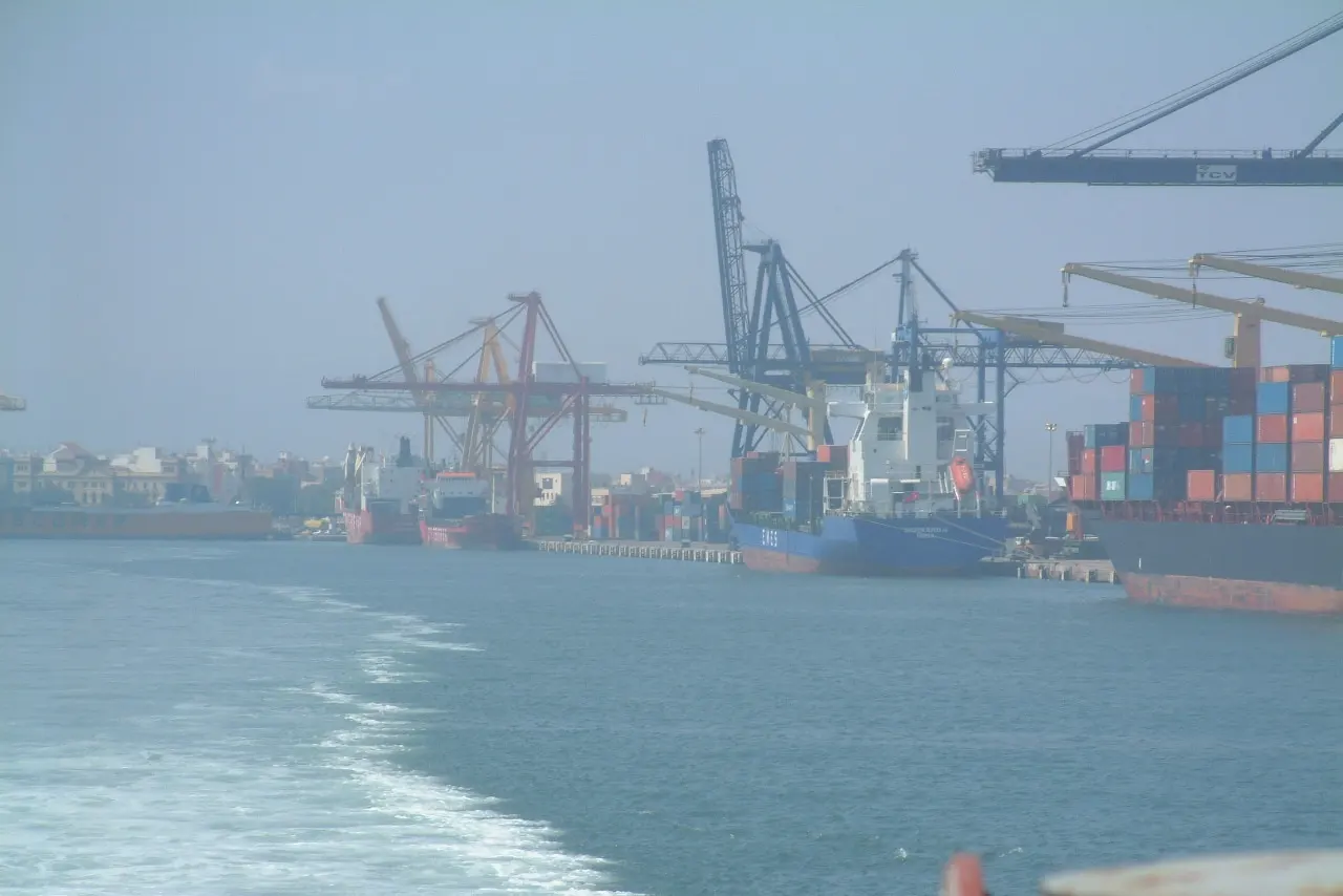 Una darsena del puerto comercial de Valencia