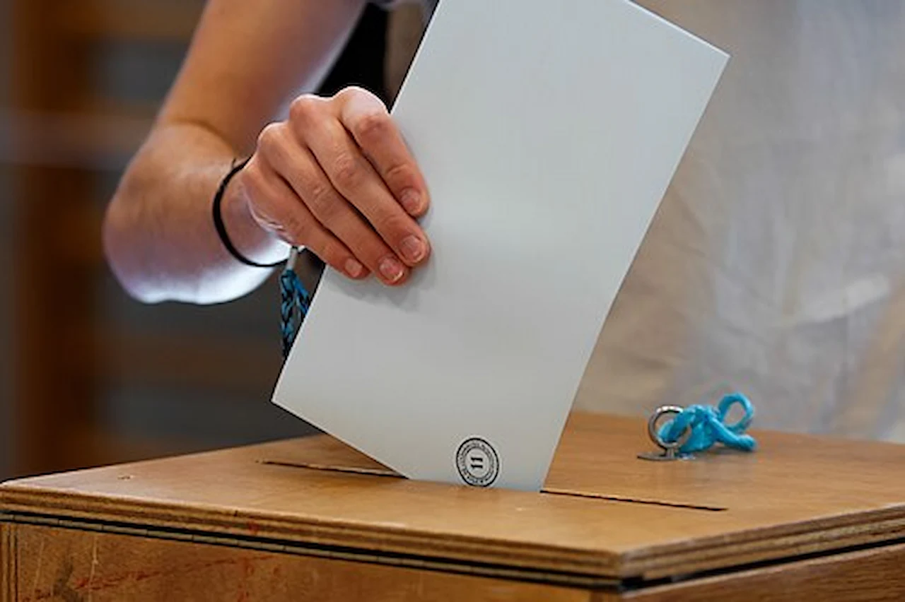 Una mujer votando al PP