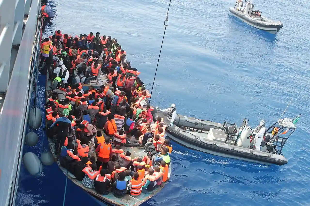 Una patera llena de migrantes en el mar