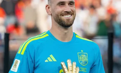 Unai Simon sonrie con guante de oro
