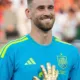 Unai Simon sonrie con guante de oro