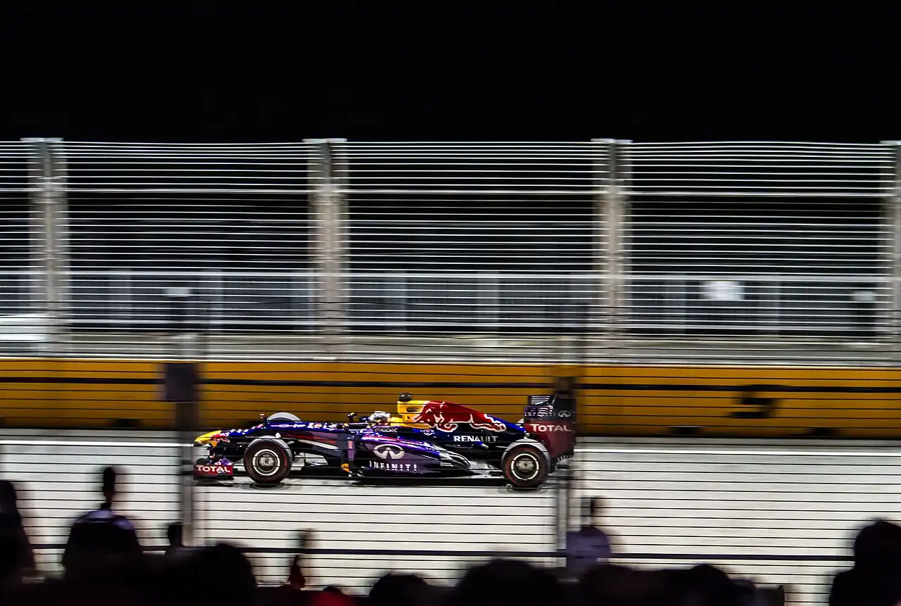 Verstappen gana la sprint de Singapur