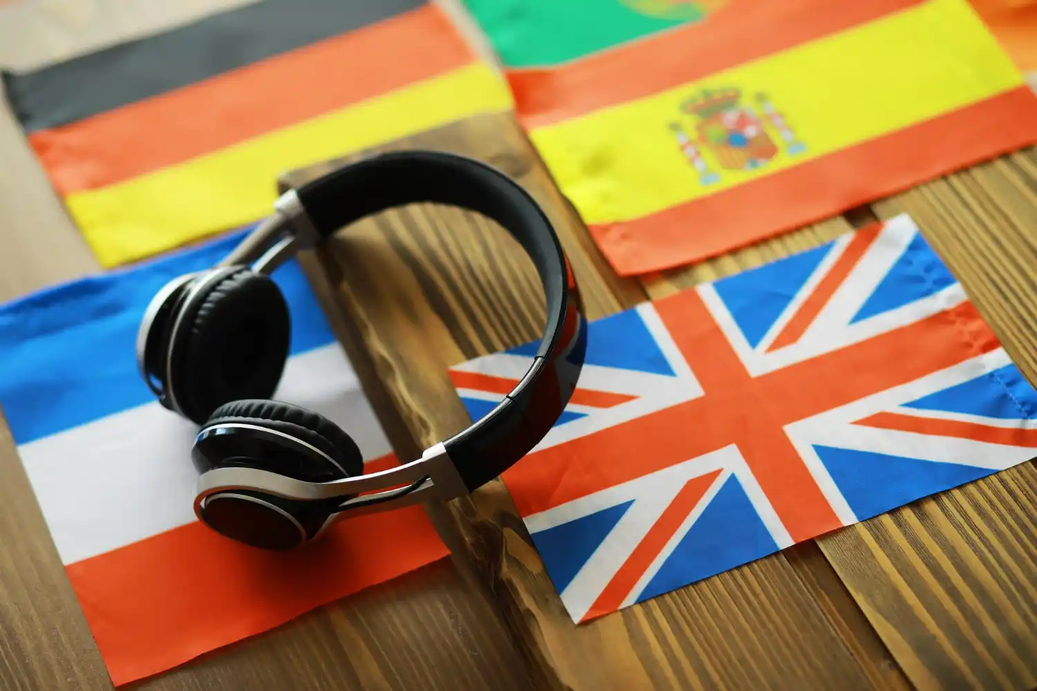 cascos sobre mesas con banderas idiomas