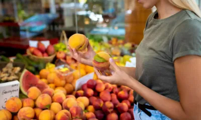 chica comprando en Frutas Sol