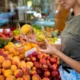 chica comprando en Frutas Sol