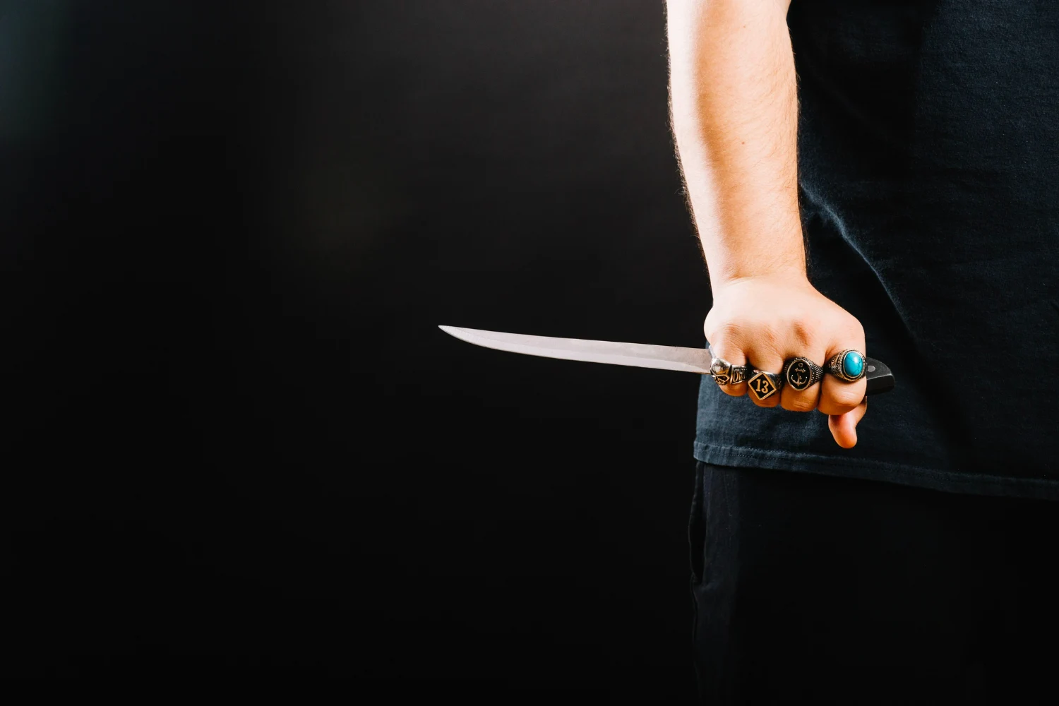 chica con cuchillo afilado